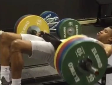 Αντετονκούμπο: Δείτε τον στο γυμναστήριο να ιδρώνει... (βίντεο)